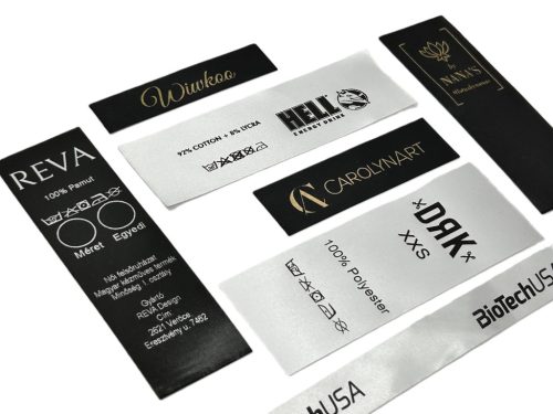 Nyomott bevarrható ruhacímke, szatén