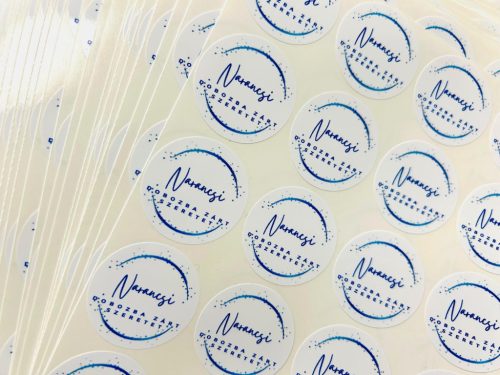 Egyedi öntapadós címke, PVC anyagú
