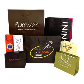 Egyedileg logózott zsinórfüles papírtáska