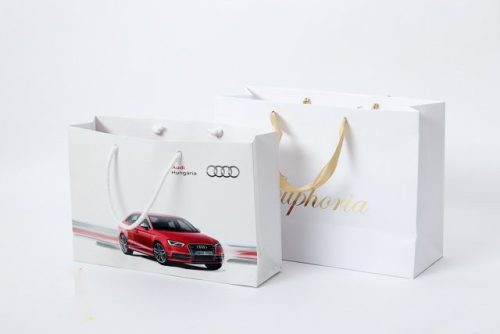 Egyedileg logózott zsinórfüles papírtáska