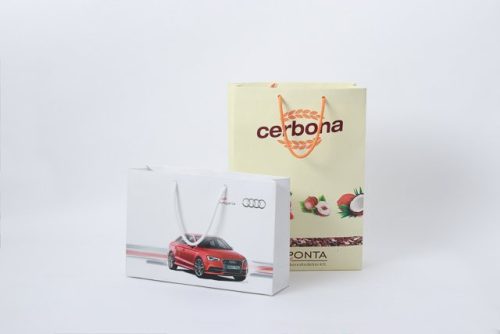 Egyedileg logózott zsinórfüles papírtáska